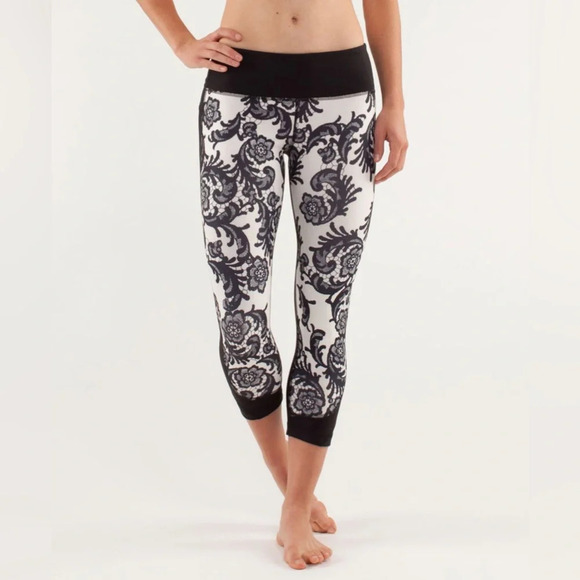 Lululemon Lustrous Crop leggings Laceoflage Polar Cream Black low rise size 6 - Picture 1 of 9